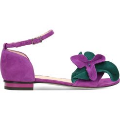 Sandały SALY. Fioletowe sandały damskie marki Gino Rossi, w paski, ze skóry, eleganckie, bez obcasa, na płaskiej podeszwie, z paskami. Za 299,90 zł.