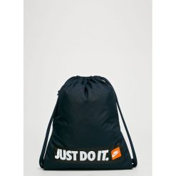 Nike Sportswear - Plecak. Niebieskie plecaki męskie Nike Sportswear, z nadrukiem, z poliesteru. W wyprzedaży za 49,90 zł.