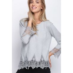 Jasnoszary Sweter Never Come. Szare swetry klasyczne damskie Born2be, l, z koronki, z okrągłym kołnierzem. Za 79,99 zł.