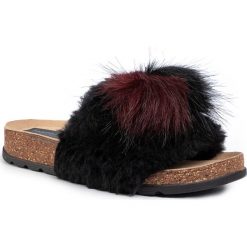 Klapki PANTO FINO - EE267043 Czarny/Bordo/Czarny. Czarne klapki damskie Panto Fino, z aplikacjami, ze skóry, bez obcasa. Za 119,00 zł.