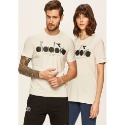 Diadora - T-shirt. Szare bluzki damskie Diadora, s, z nadrukiem, z bawełny, casualowe, z okrągłym kołnierzem, z krótkim rękawem. W wyprzedaży za 49,90 zł.
