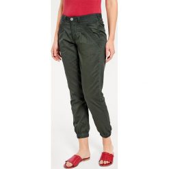 Chinosy damskie: Spodnie chino w kolorze zielonym