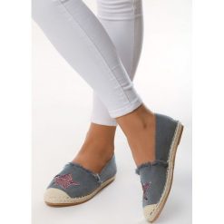 Niebieskie Espadryle Lendi. Niebieskie espadryle damskie Born2be, z aplikacjami, z denimu, bez obcasa, na płaskiej podeszwie. Za 29,99 zł.