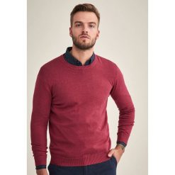 Sweter w kolorze bordowym. Czerwone swetry męskie TATUUM, s, bez wzorów, z bawełny, z okrągłym kołnierzem, bez kaptura. W wyprzedaży za 92,95 zł.