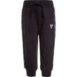Hummel BABY KENN PANTS Spodnie treningowe true blue. Niebieskie spodnie chłopięce Hummel, z bawełny. Za 129,00 zł.