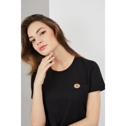 Bluzka z ozdobnym guzikiem. Czarne bluzki damskie Moodo, xl, bez wzorów, z bawełny, klasyczne, z okrągłym kołnierzem, z krótkim rękawem. Za 29,99 zł.