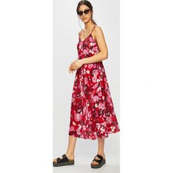 Vero Moda - Sukienka. Czerwone sukienki damskie Vero Moda, na co dzień, s, bez wzorów, z wiskozy, casualowe, bez kołnierzyka, bez rękawów, midi, rozkloszowane. Za 129,90 zł.