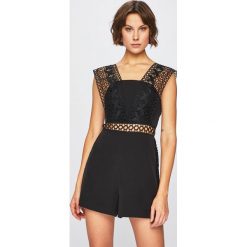 Guess Jeans - Kombinezon Sandra. Czarne kombinezony damskie Guess Jeans, z aplikacjami, z elastanu, z dekoltem karo, z krótkim rękawem, krótkie. W wyprzedaży za 279,90 zł.