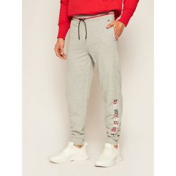 Spodnie dresowe TOMMY HILFIGER UM0UM01780. Szare jeansy męskie TOMMY HILFIGER, m, bez wzorów. Za 299,00 zł.