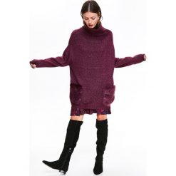 LUŹNY SWETER Z GOLFEM I KIESZENIAMI. Fioletowe golfy damskie marki Top Secret, na jesień, z aplikacjami, z dzianiny, eleganckie. W wyprzedaży za 89,99 zł.