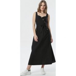 Czarna Sukienka Hilaira. Czarne sukienki damskie Born2be, na imprezę, s, z aplikacjami, bez kołnierzyka, bez rękawów, midi. Za 79,99 zł.