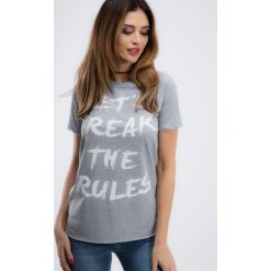 Jasnoszary t-shirt z napisem 3422. Szare t-shirty damskie Fasardi, s, z napisami. Za 29,00 zł.