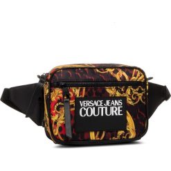 Saszetka nerka VERSACE JEANS COUTURE - E1YVBB23 71427 500. Czerwone nerki damskie Versace Jeans Couture, bez wzorów, z jeansu, młodzieżowe, bez dodatków. W wyprzedaży za 479,00 zł.