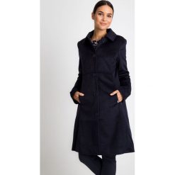 Klasyczny granatowy płaszcz z kołnierzem QUIOSQUE. Niebieskie płaszcze damskie pastelowe QUIOSQUE, z tkaniny, eleganckie. W wyprzedaży za 349,99 zł.