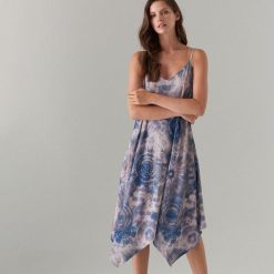 Asymetryczna sukienka z motywem tie-dye - Brązowy. Pomarańczowe sukienki damskie Mohito, s, bez wzorów, z asymetrycznym kołnierzem, bez rękawów, asymetryczne. W wyprzedaży za 39,99 zł.