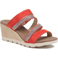 Klapki CAPRICE - 9-27202-24 Coral Suede 514. Czerwone klapki damskie Caprice, z aplikacjami, ze skóry, bez obcasa, na obcasie. W wyprzedaży za 159,00 zł.