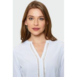 Biała bluzka z dekoracyjną mereżką. Białe bluzki damskie Greenpoint, bez wzorów, z poliesteru, bez kołnierzyka, bez rękawów. Za 49,99 zł.