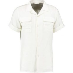 Uniforms for the Dedicated SAFARI Koszula off white. Białe koszule męskie marki Uniforms for the Dedicated, m, z bawełny. W wyprzedaży za 345,95 zł.