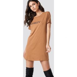 NA-KD T-shirtowa sukienka Darlin' - Brown. Brązowe sukienki mini NA-KD, z nadrukiem, z materiału. Za 80,95 zł.