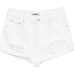 Jeansowe spodenki mom fit z przetarciami. Białe szorty damskie Pull&Bear, bez wzorów, z jeansu. Za 89,90 zł.