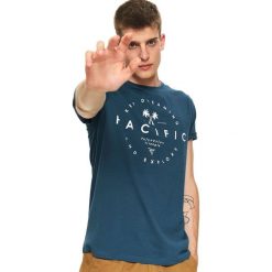 T-shirt z nadrukiem. Zielone t-shirty męskie Top Secret, na zimę, xl, z nadrukiem, z bawełny, z kontrastowym kołnierzykiem, krótkie. W wyprzedaży za 14,99 zł.
