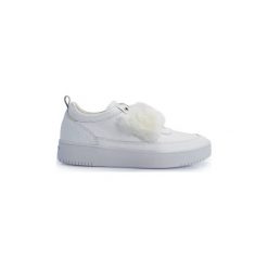 Buty Guess FLFL03 LEA12. Białe trampki i tenisówki damskie Guess, z aplikacjami, bez zapięcia. Za 219,00 zł.