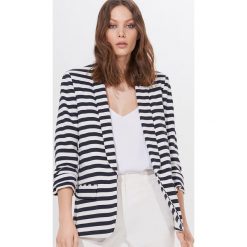 Blezer typu basic - Niebieski. Niebieskie bolerka i narzutki damskie Mohito, bez wzorów, bez rękawów. Za 139,99 zł.