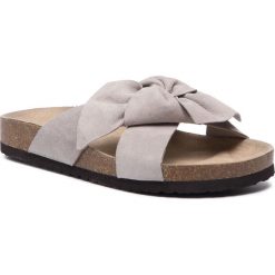 Klapki CAPRICE - 9-27401-22 Lt Grey Suede 201. Szare klapki damskie Caprice, bez wzorów, ze skóry, bez obcasa. W wyprzedaży za 149,00 zł.