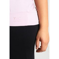 YOGA CURVES FANCY Tshirt basic rose. Czerwone topy sportowe damskie marki YOGA CURVES, z elastanu. Za 249,00 zł.