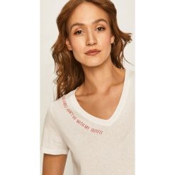 Answear - T-shirt. Białe bluzki damskie ANSWEAR, xl, z nadrukiem, z elastanu, bez kołnierzyka. W wyprzedaży za 44,90 zł.