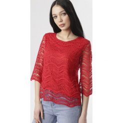 Czerwona Bluzka Cherilura. Czerwone koszule damskie Born2be, xl, bez wzorów, bez kołnierzyka, bez rękawów. W wyprzedaży za 44,99 zł.