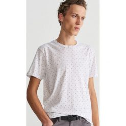 T-shirt z mikroprintem - Biały. Białe t-shirty męskie Reserved, s, bez wzorów, bez kołnierzyka. Za 39,99 zł.