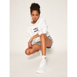 Bluza Tommy Jeans Tjw Americana Badge Hoodie DW0DW08817. Białe bluzy damskie Tommy Jeans, xl, bez wzorów, z jeansu, bez rękawów, bez kaptura. Za 539,00 zł.