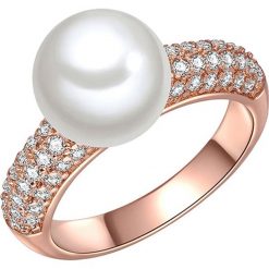 Pozłacany pierścionek z perłą i cyrkoniami. Żółte pierścionki damskie The Pacific Pearl Company, Nova Pearls Copenhagen & Co., z cyrkonią, złote. W wyprzedaży za 78,95 zł.