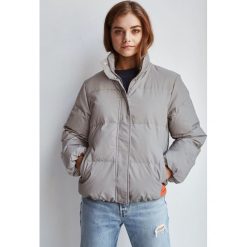 Calvin Klein Jeans - Kurtka puchowa. Szare kurtki damskie marki Calvin Klein Jeans, s, z poliesteru. W wyprzedaży za 749,90 zł.
