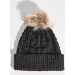 Czapka z pomponem - Czarny. Czarne czapki zimowe damskie Sinsay. Za 24,99 zł.
