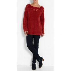 Sweter w kolorze czerwonym. Czerwone swetry damskie Jacqueline Riu, w koronkowe wzory, z koronki, klasyczne, bez rękawów, bez kaptura. W wyprzedaży za 79,95 zł.