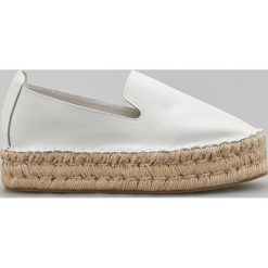 Skórzane espadryle - Biały. Białe espadryle damskie Reserved, bez wzorów, bez obcasa. Za 159,99 zł.