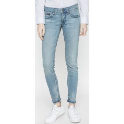 Tommy Jeans - Jeansy Sophie. Niebieskie jeansy damskie marki Tommy Jeans, z elastanu, z obniżonym stanem. W wyprzedaży za 359,90 zł.