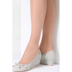 Szare Koturny Sweatheart. Szare koturny damskie vices, na niskim obcasie, na koturnie, bez zapięcia. Za 39,99 zł.