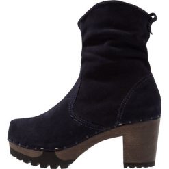 Softclox Botki na platformie dark ocean. Niebieskie botki damskie lity marki Softclox, z materiału. Za 839,00 zł.