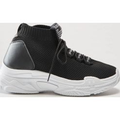 Sneakersy z elastyczną cholewką - Czarny. Czarne sneakersy damskie House, bez zapięcia. Za 139,99 zł.