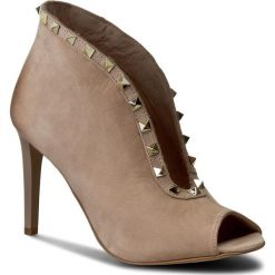 Szpilki CARINII - B3898 504-000-000-B16. Brązowe botki damskie Carinii, z aplikacjami, ze skóry, eleganckie, bez obcasa, na obcasie, bez zapięcia. W wyprzedaży za 259,00 zł.
