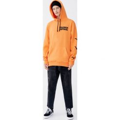 Pomarańczowa bluza Halloween. Pomarańczowe bluzy męskie Pull&Bear, m, bez wzorów, bez kołnierzyka, bez rękawów, bez kaptura. Za 99,90 zł.