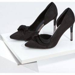 Szpilki z falbanką. Czarne szpilki Top Secret, bez wzorów, z jeansu, eleganckie, na wysokim obcasie, na szpilce, bez zapięcia. W wyprzedaży za 59,99 zł.