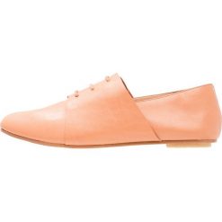 Clarks Originals MARGOT LACE Oksfordki sandstone. Różowe półbuty damskie marki Clarks Originals, eleganckie, bez obcasa, na sznurówki. W wyprzedaży za 471,20 zł.