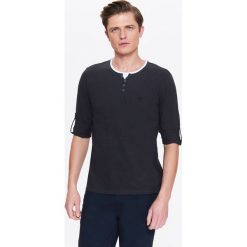 T-SHIRT MĘSKI DŁUGI RĘKAW Z BIAŁĄ WSTAWKĄ I WYWIJANYMI RĘKAWAMI. Szare t-shirty męskie Top Secret, m, z haftami, bez kołnierzyka, długie. W wyprzedaży za 19,99 zł.
