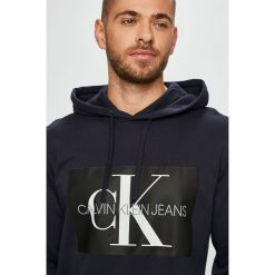 Calvin Klein Jeans - Bluza. Czarne bejsbolówki męskie Calvin Klein Jeans, l, z nadrukiem, z bawełny, z kapturem. Za 449,90 zł.