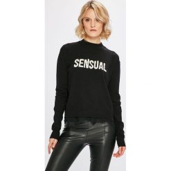 Guess Jeans - Sweter Addy. Czarne swetry klasyczne damskie marki Guess Jeans, s, z nadrukiem, z poliesteru, z okrągłym kołnierzem. W wyprzedaży za 239,90 zł.