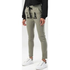 Jasnozielone Spodnie Tharith. Zielone spodnie damskie Born2be, s, z dresówki. Za 79,99 zł.